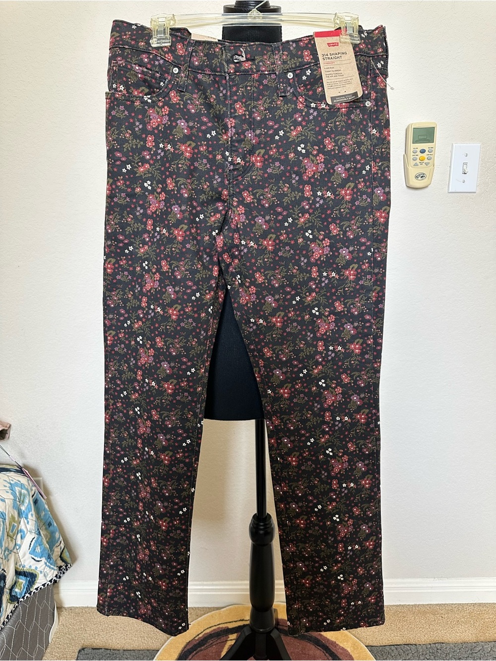 Levi's 314 Shaping Straight Black Floral Jeans. Size 31x30. NWT - Picture 10 of 15